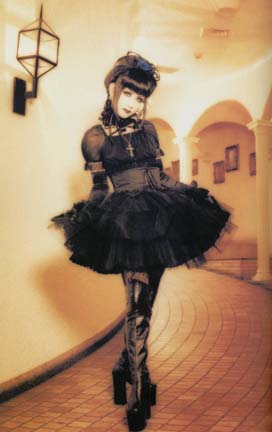http://jp.learnoutlive.com/wp-content/uploads/2010/10/gothic-lolita.jpg